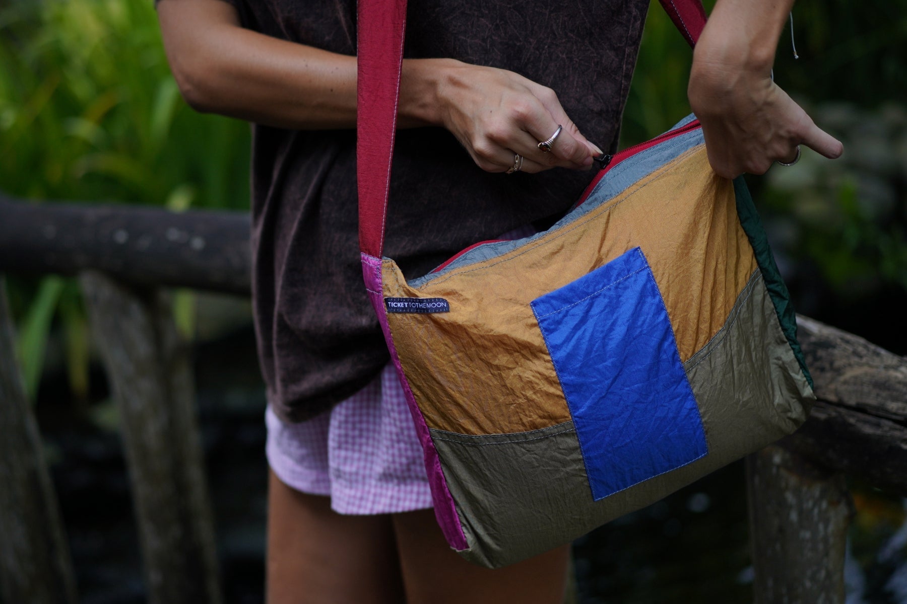 ZIPPER BAG Medium - Kompakte Umhängetasche mit Zipper
