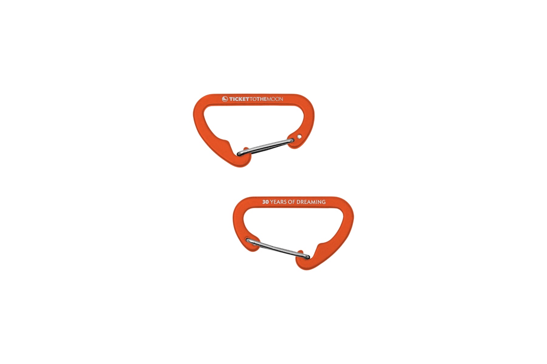 Zwei leuchtend orangefarbene Mini-Karabiner von Ticket to the Moon vor weißem Hintergrund. Ein Karabiner zeigt das Markenlogo, der andere die Jubiläumsgravur „30 YEARS OF DREAMING“.