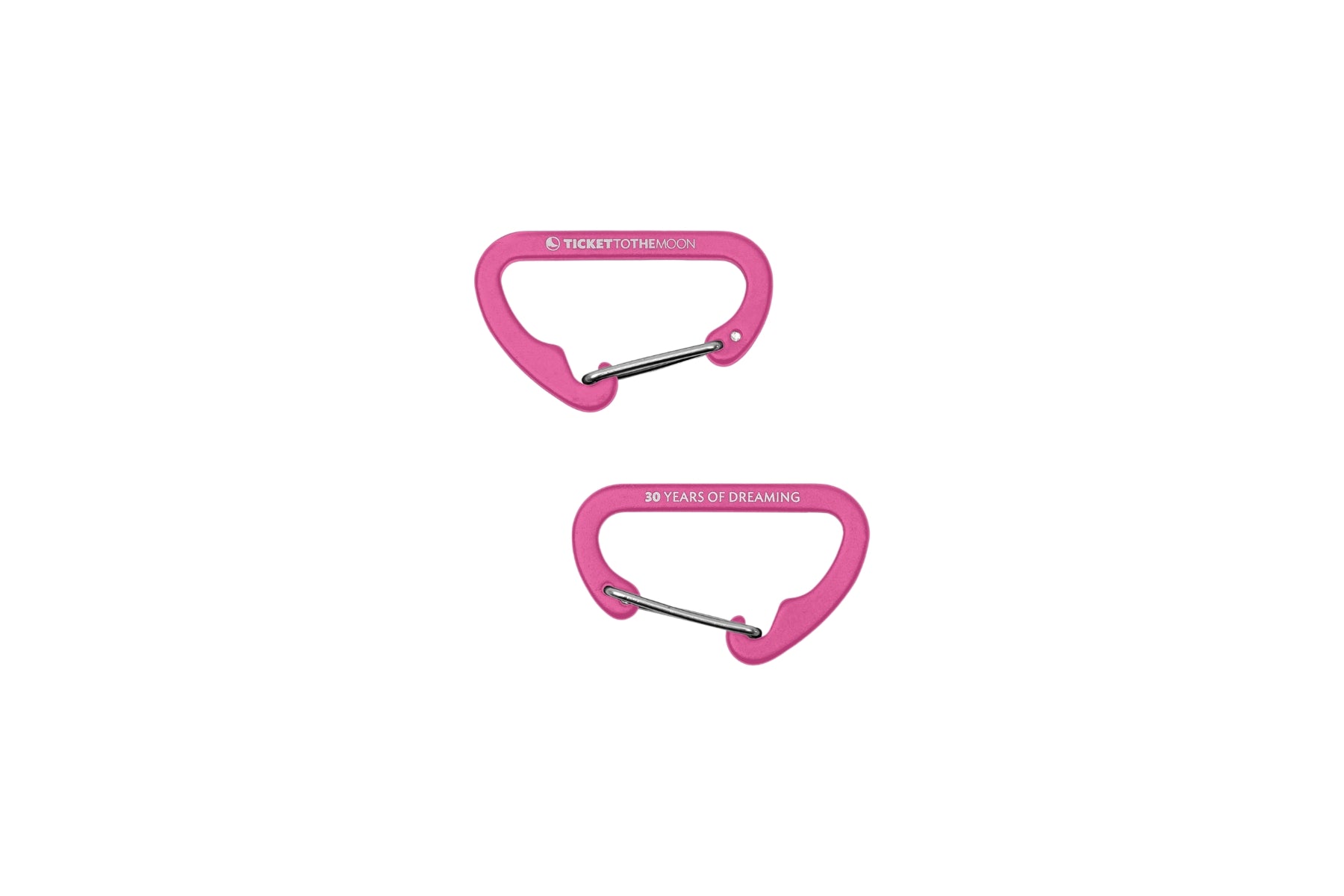 Zwei pinke Mini-Karabiner von Ticket to the Moon vor weißem Hintergrund. Ein Karabiner zeigt das Markenlogo, der andere die Jubiläumsgravur „30 YEARS OF DREAMING“.