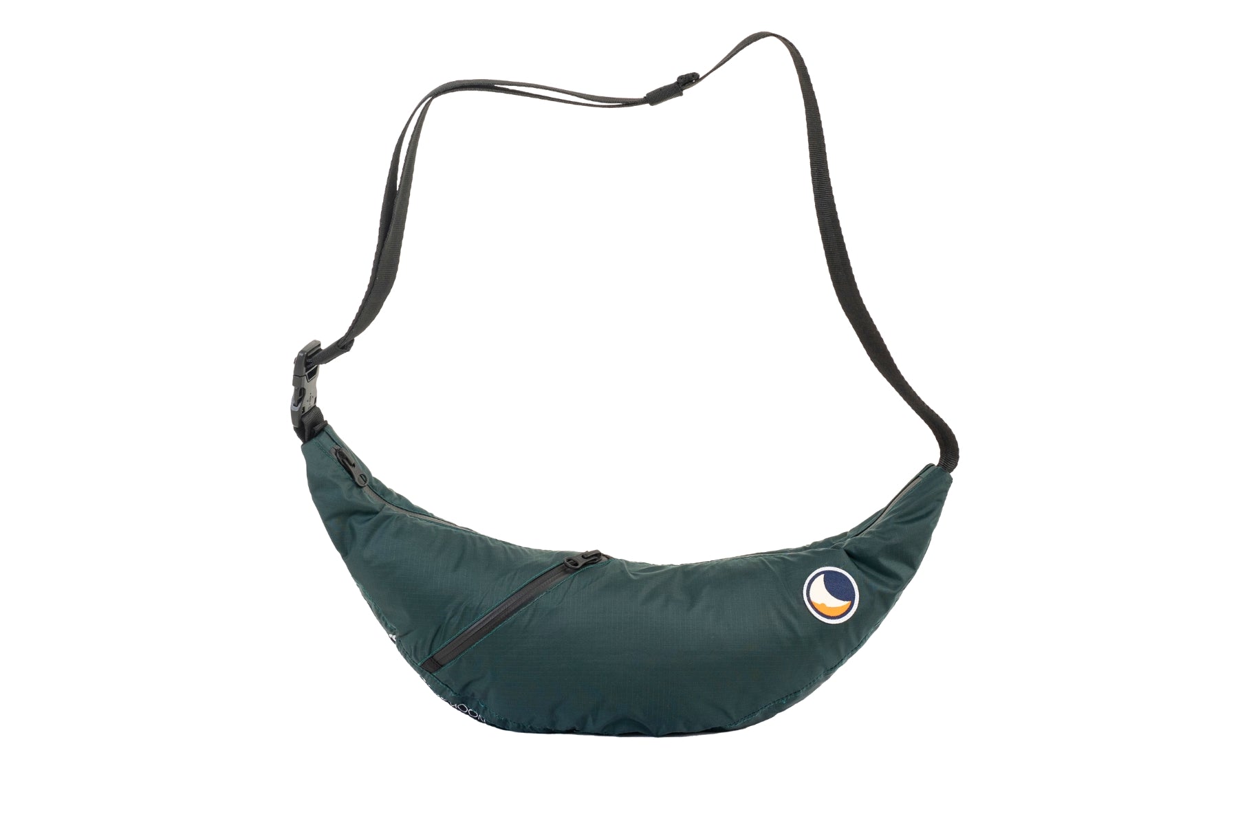 Geschlossene, dunkelgrüne Sling Bag von Ticket to the Moon aus wasserabweisendem Material vor weißem Hintergrund. Sichtbar sind das Markenlogo, wetterfeste Reißverschlüsse und der schwarze Schultergurt mit Klick-Verschluss.