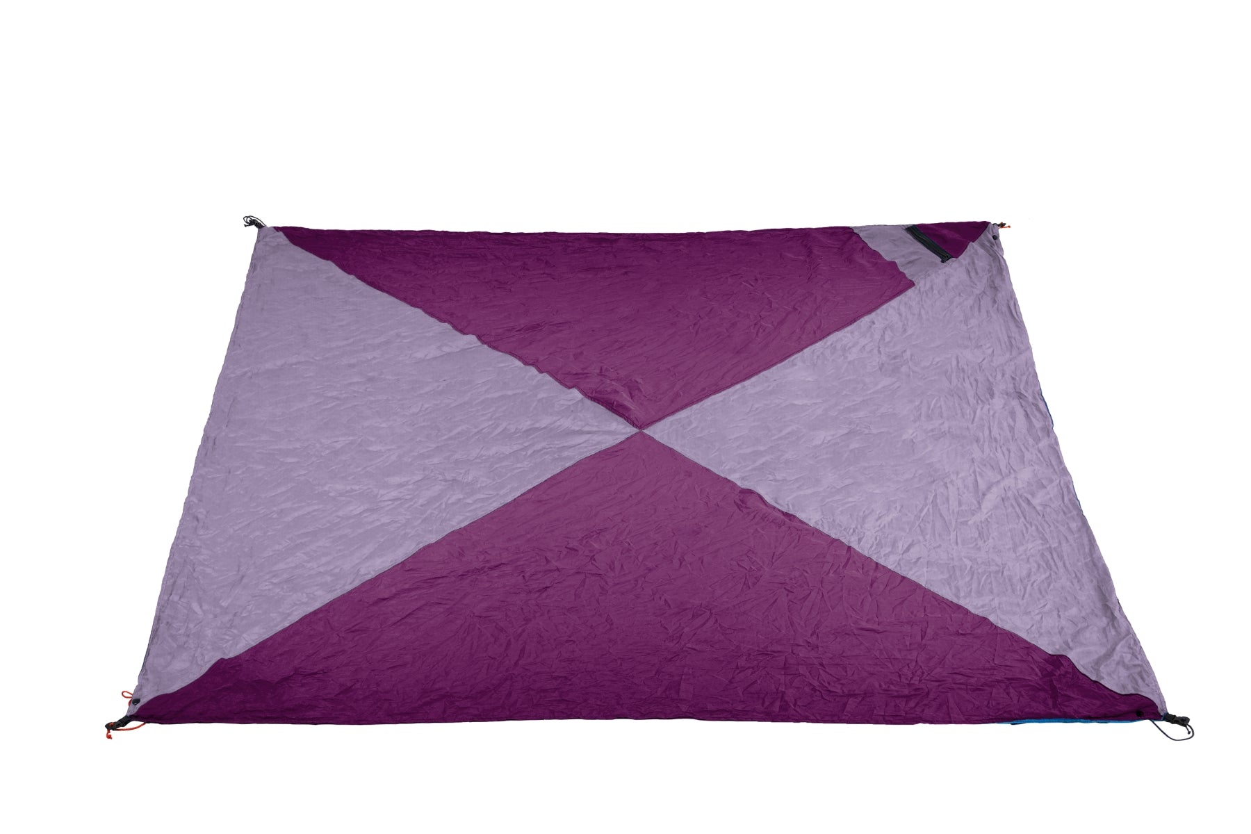 Ausgebreitete, quadratische Travel Blanket von Ticket to the Moon mit einem diagonalen Farbmuster in dunklem Burgunderrot und hellem Lila. An den Ecken befinden sich Schlaufen zur Befestigung vor weißem Hintergrund.