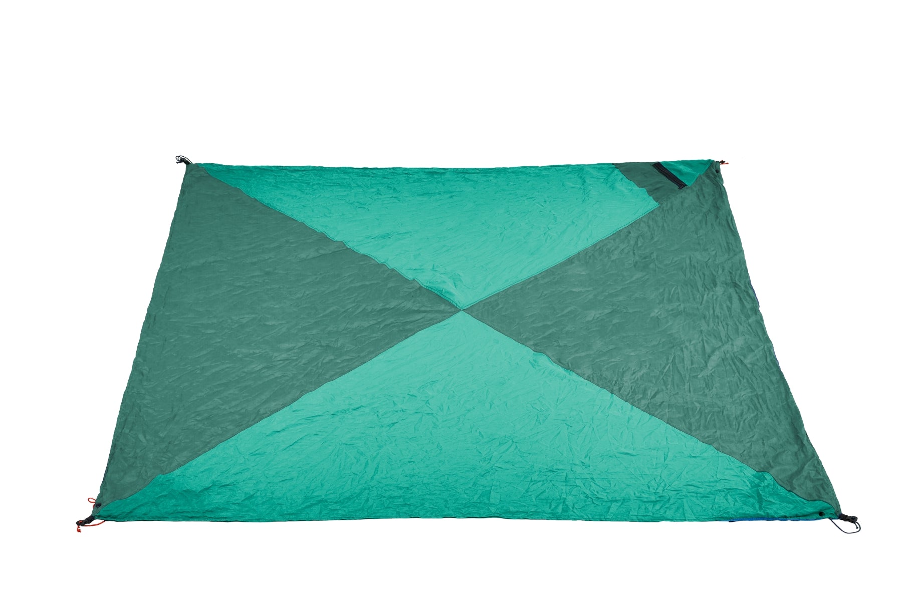 Leichte, quadratische Travel Blanket von Ticket to the Moon mit diagonalem Farbmuster in Türkis- und Blau-Tönen (Exotic Ocean und Petrol Green). Die Outdoor-Decke aus Fallschirmnylon ist flach vor weißem Hintergrund ausgebreitet.