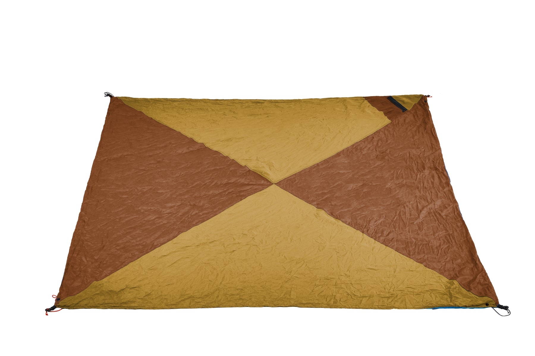 Quadratisch ausgebreitete Ticket to the Moon Travel Blanket mit diagonalem Farbmuster in Ockergelb (Sand) und Rostbraun (Copper) vor weißem Hintergrund. Die Ecken verfügen über Schlaufen und integrierte Taschen zum Beschweren oder Befestigen.
