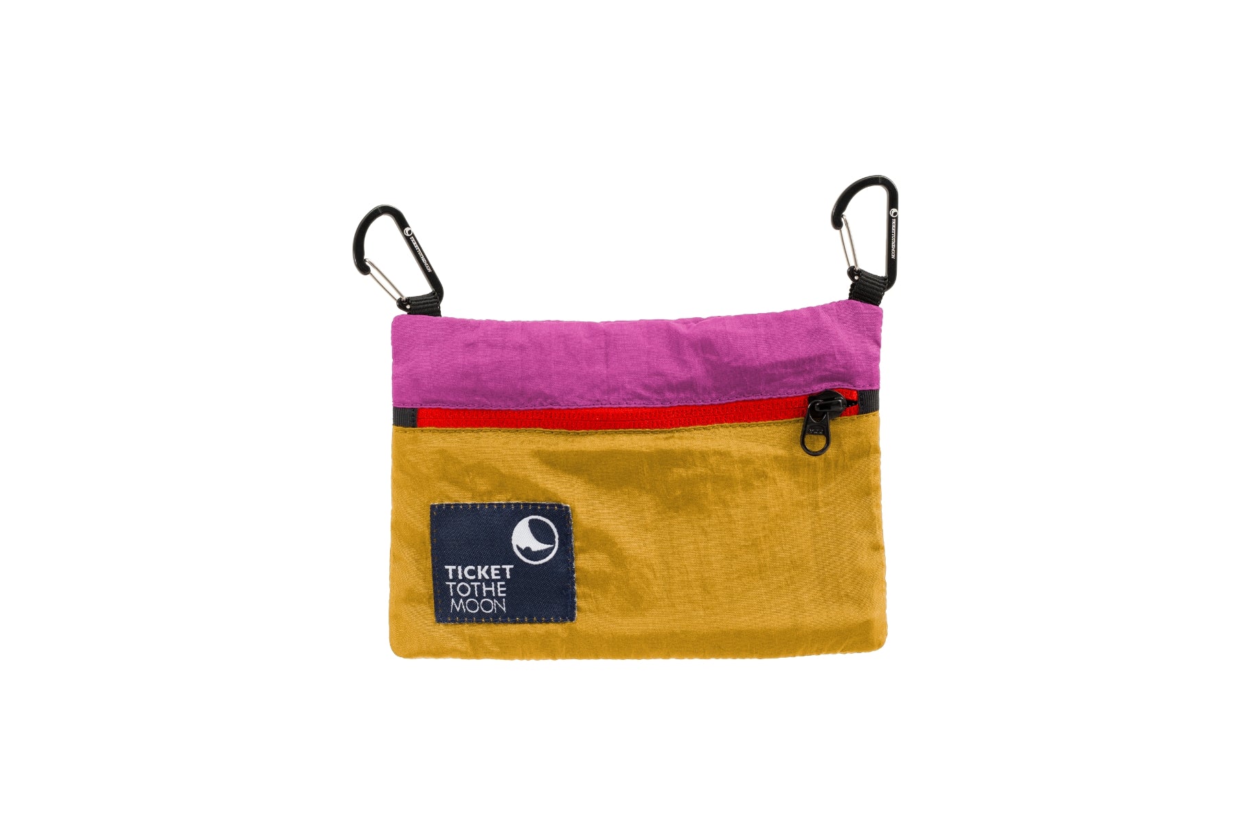 Eine kleine, rechteckige Ticket to the Moon Travel Pouch aus senfgelbem und lila Fallschirmstoff (Unique Edition). Die Tasche zeigt ein schwarzes Logo-Patch, einen roten Reißverschluss und zwei schwarze Mini-Karabiner an den oberen Ecken.
