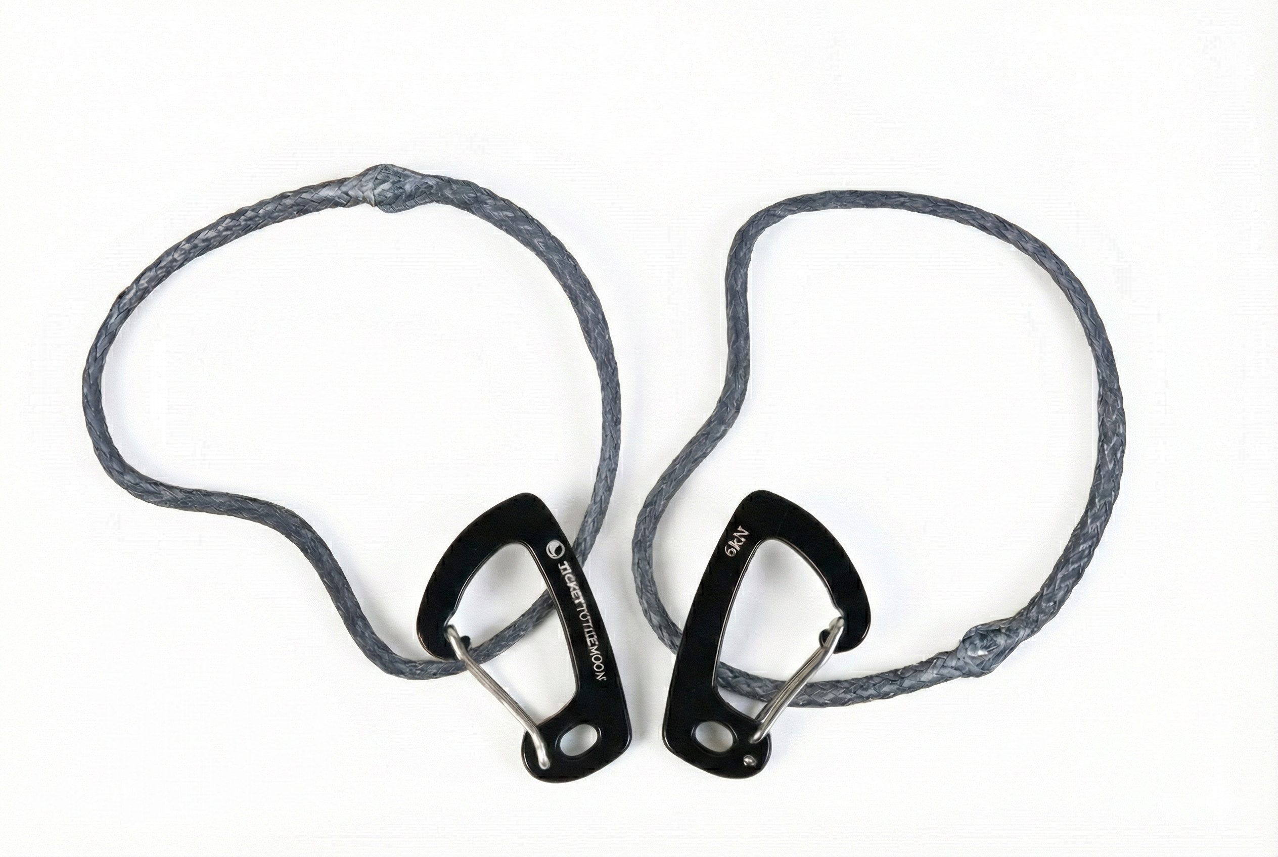 Zwei schwarze 6kN Aluminium-Karabiner von Ticket to the Moon, befestigt an grauen, ultraleichten UHMPE-Seilschlaufen (Loops) vor weißem Hintergrund.