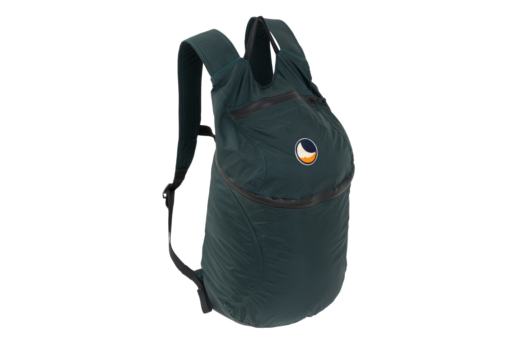 Der dunkelgrüne, wasserabweisende Ticket to the Moon Backpack Plus in der Dreiviertel-Ansicht. Der Rucksack zeigt gepolsterte Schultergurte, zwei horizontale, wasserfeste Reißverschlussfächer und das zentrale Logo-Emblem auf der Vorderseite.