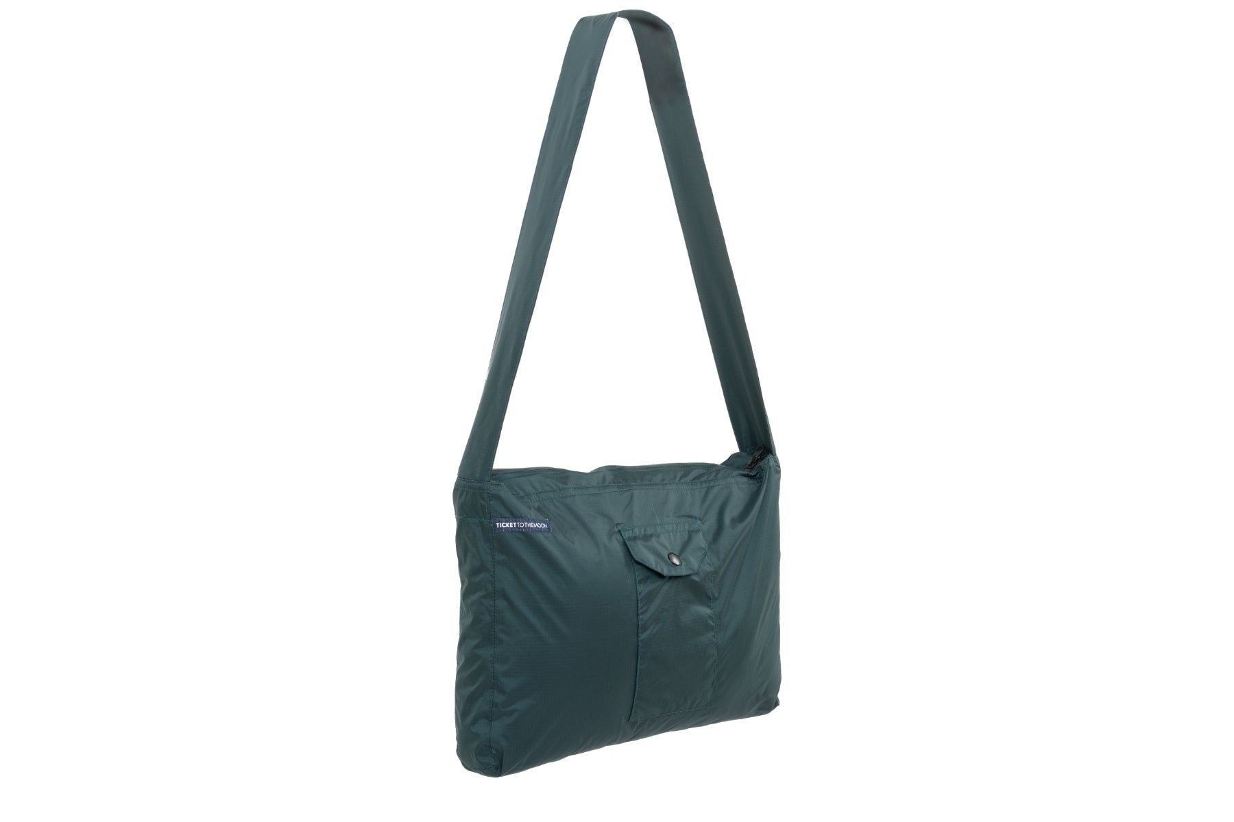 Ticket to the Moon Zipper Bag in Dunkelgrün vor weißem Hintergrund. Die ultraleichte 10L Umhängetasche aus Fallschirmseide ist perfekt als faltbare Laptoptasche und Alltagstasche.