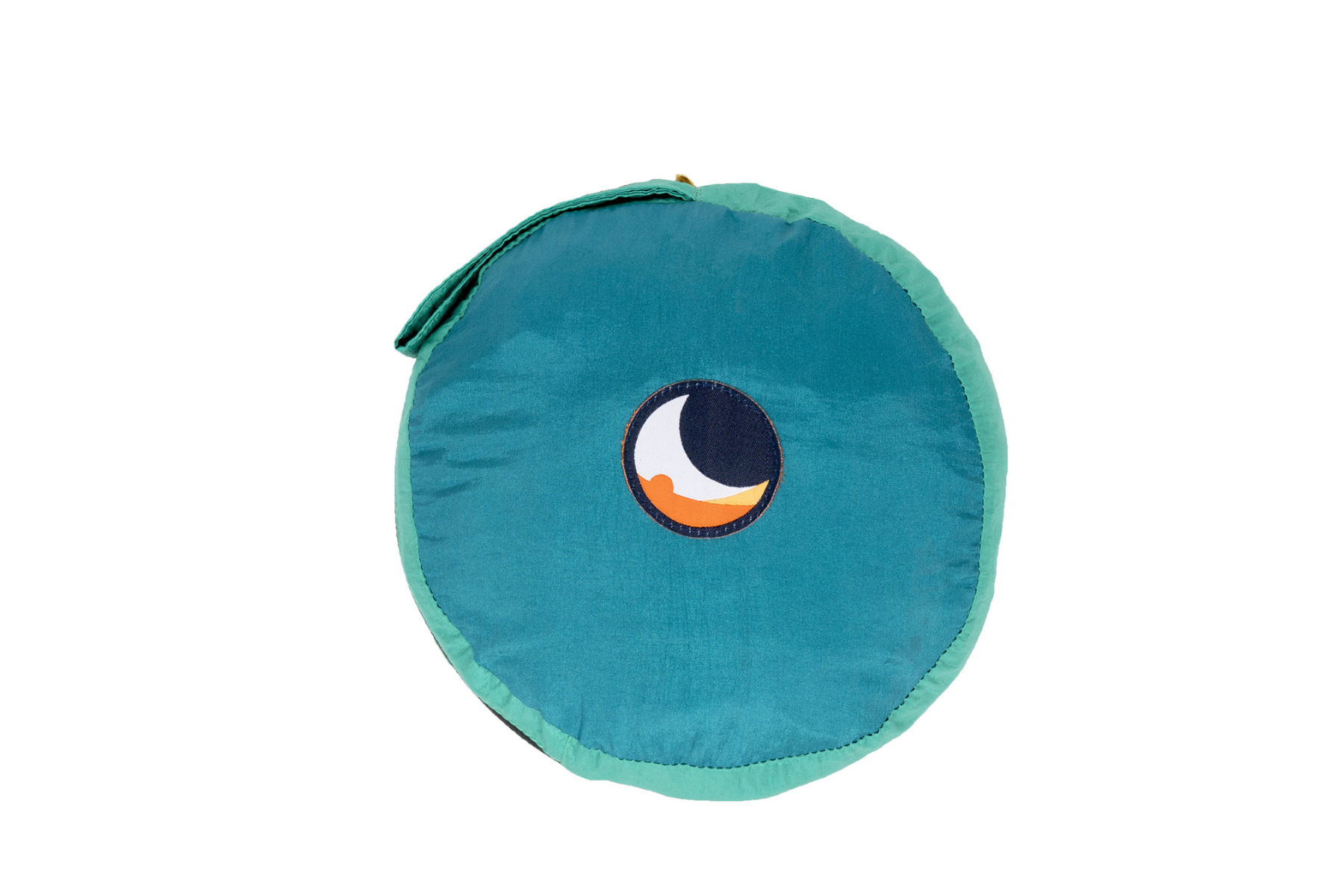 Runde, türkisfarbene Verpackung der Beach Blanket mit Henkel und aufgesticktem Ticket to the Moon Logo in der Mitte.