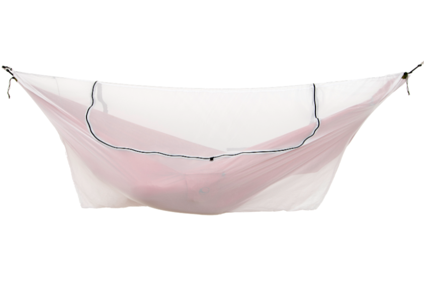 360° Mückennetz über einer Hängematte gespannt, vollständig umhüllend, mit umlaufendem Reißverschluss und transparenter Netzstruktur sichtbar