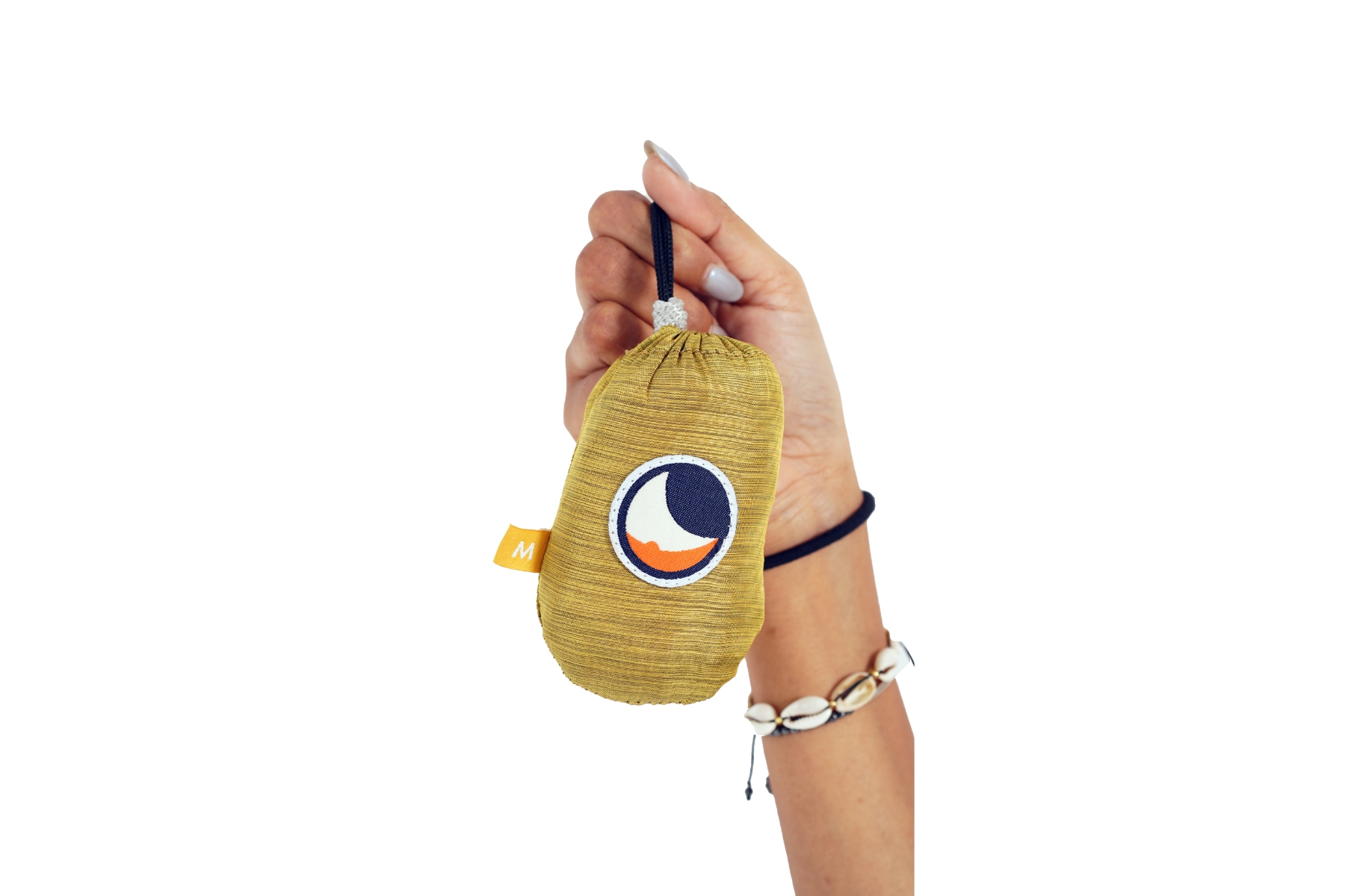 Hand hält die gelb verpackte ECO BAG Premium mit Logo und Kordel.