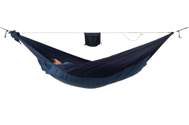 Dunkelblaue Hängematte mit abgestimmtem Underquilt und schlafender Person, freigestellt vor transparentem Hintergrund – inklusive aufgehängtem Organizer.