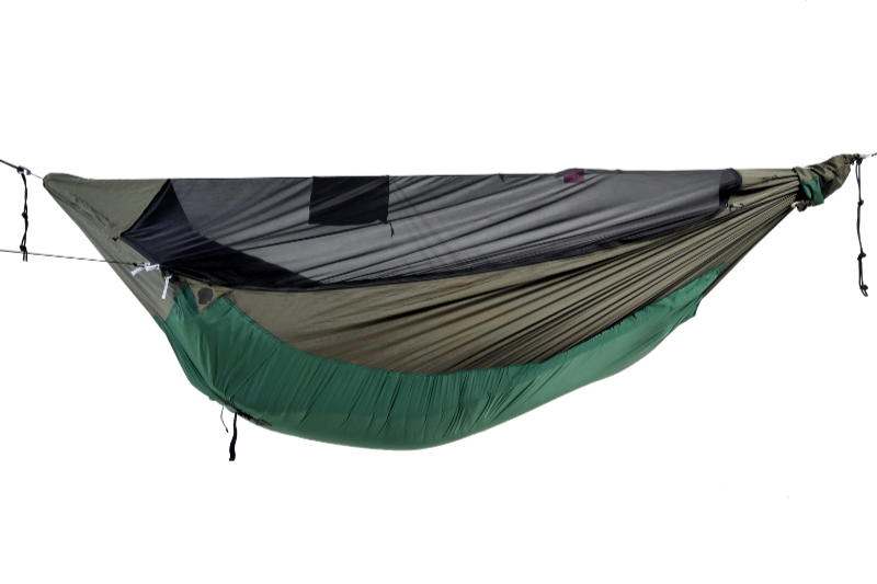 Komplettes Hängemattenset in Olivgrün mit integriertem Moskitonetz und grünem Underquilt, freigestellt vor transparentem Hintergrund – ideal für geschützte Outdoor-Nächte.