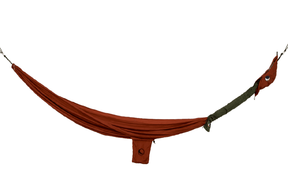 Teilweise geöffnete olivgrüne Hammock Sleeve an rostfarbener Hängematte mit integriertem Packsack, freigestellt vor transparentem Hintergrund