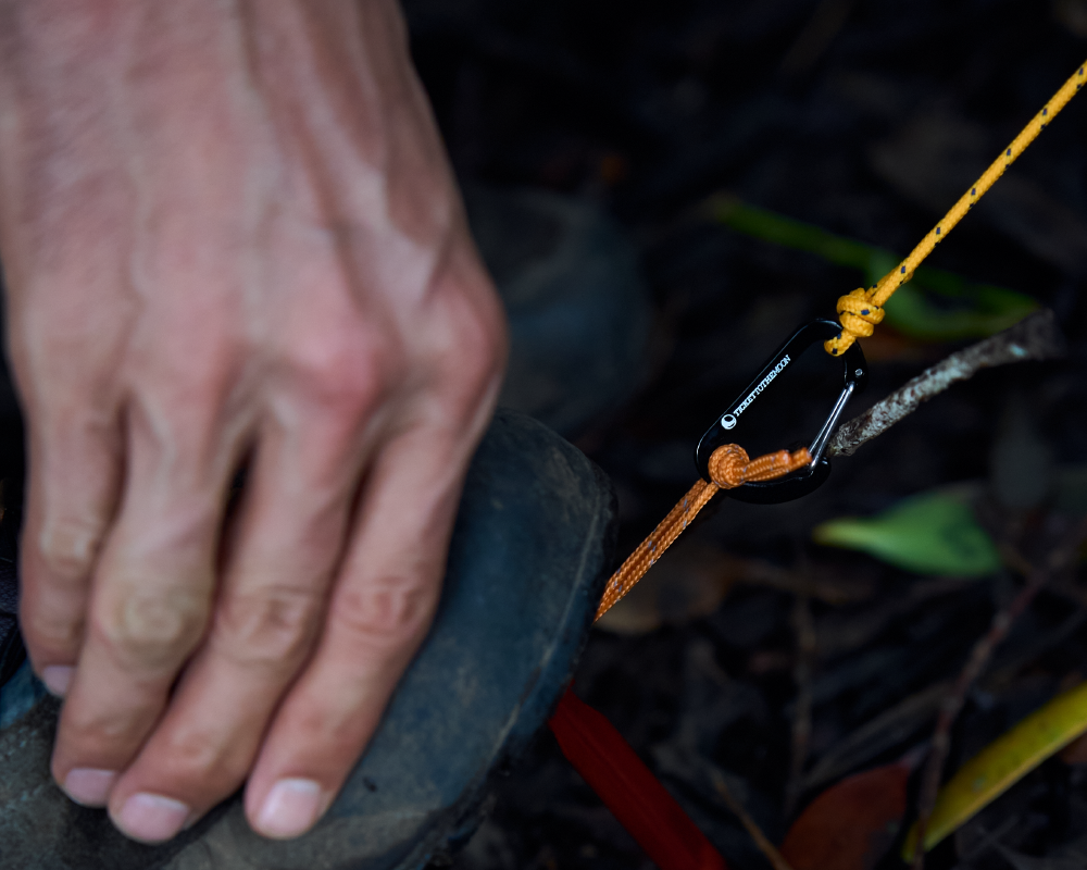TTTM Karabiner in der Outdoor-Anwendung – befestigt mit Seil und Schlaufe beim Camping im Wald
