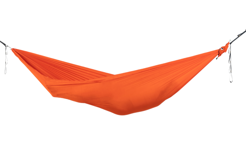 Leichte, orange Hängematte in Hängeposition vor transparentem Hintergrund.
