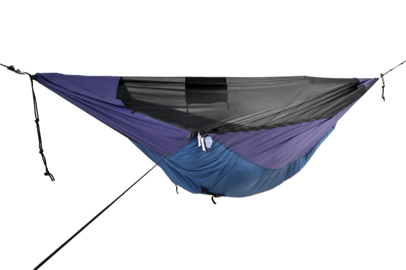 MAT HAMMOCK in Blau-Lila mit integriertem Moskitonetz – technische Hängematte mit Matratzenhülle von Ticket to the Moon, ideal für komfortables Schlafen im Freien.
