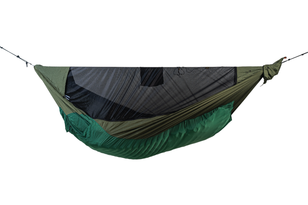 Freigestellte MAT HAMMOCK in grün-oliv mit integriertem Moskitonetz und Underquilt für isolierten Outdoor-Schlaf.