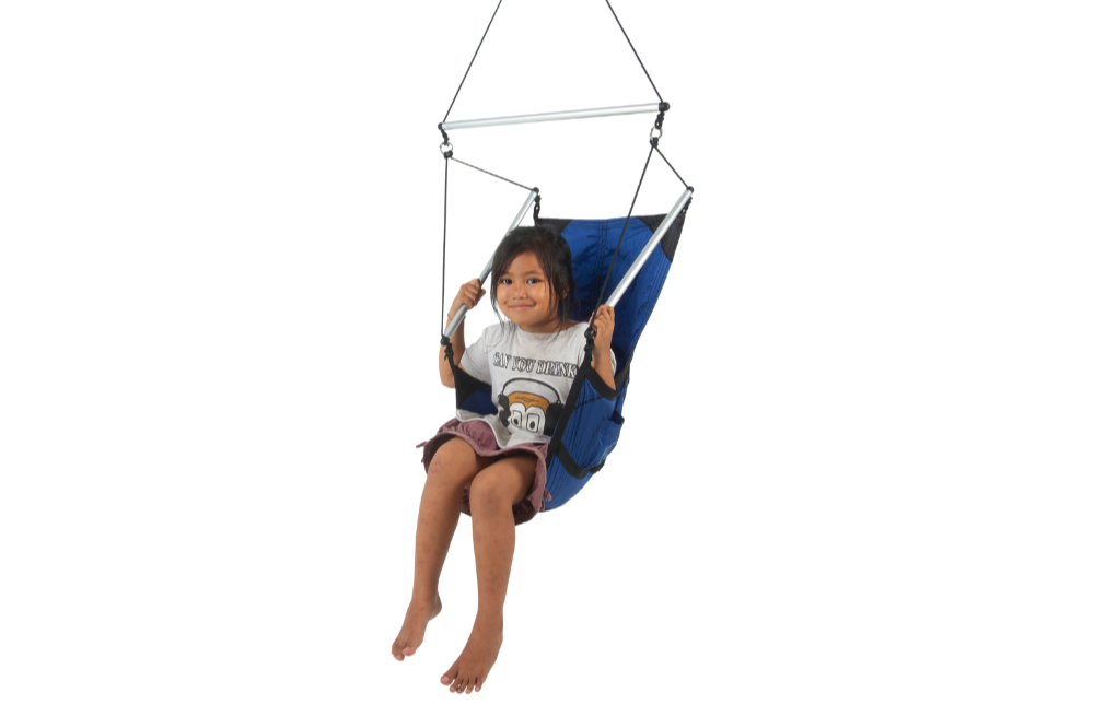 Kind sitzt lächelnd im MINI MOON CHAIR – einem leichten Hängestuhl mit Metallstreben, ideal für Kinder und unterwegs.