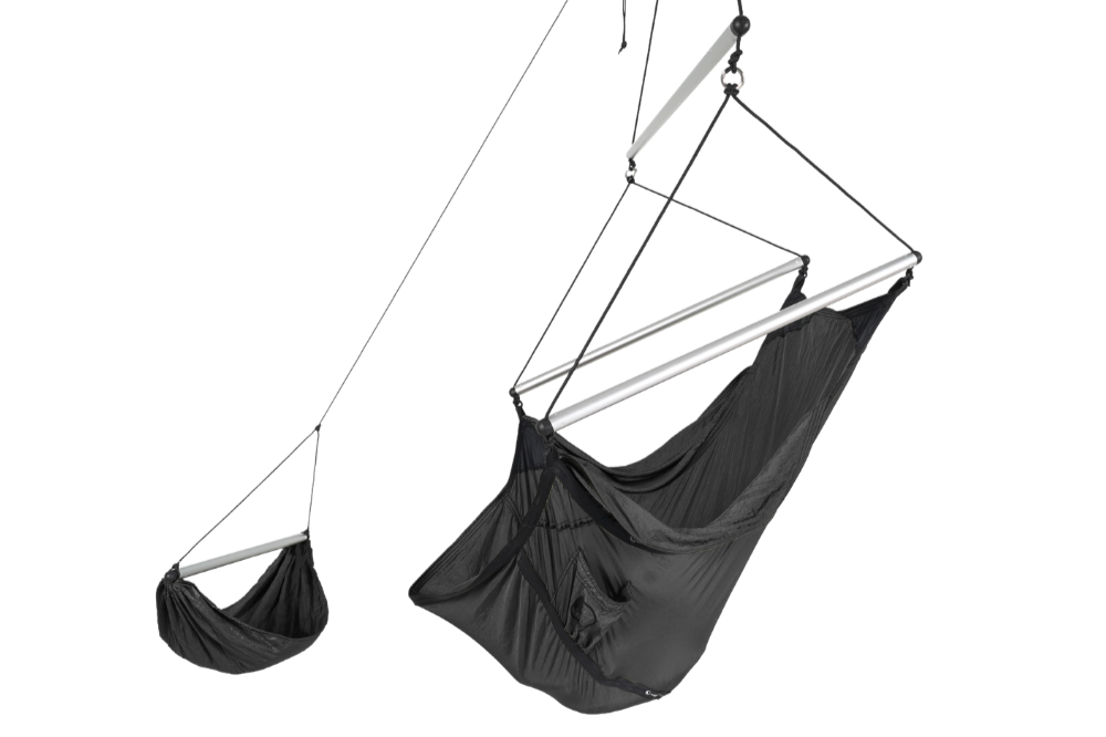 Schwarzer MOON CHAIR mit silberner Stange und Fußstütze, freigestellt auf transparentem Hintergrund.