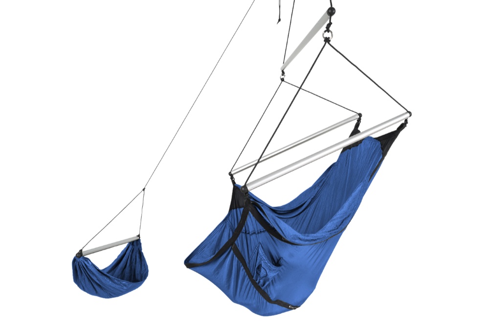 Freigestelltes Produktbild eines blauen MOON CHAIRS mit Aufhängung und Metallstangen, kompakt zusammengefaltet daneben.