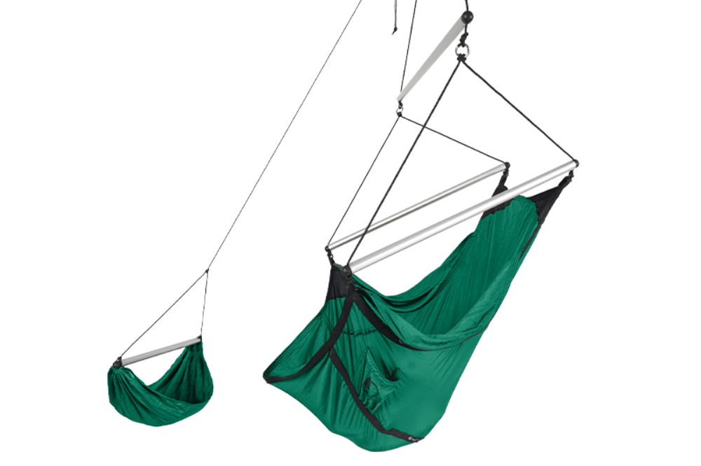 Grüner MOON CHAIR mit silberner Stange und Fußstütze, freigestellt auf transparentem Hintergrund.