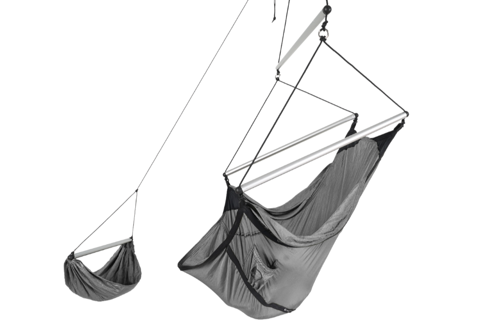 Grauer MOON CHAIR mit silberner Stange und Fußstütze, freigestellt auf transparentem Hintergrund.