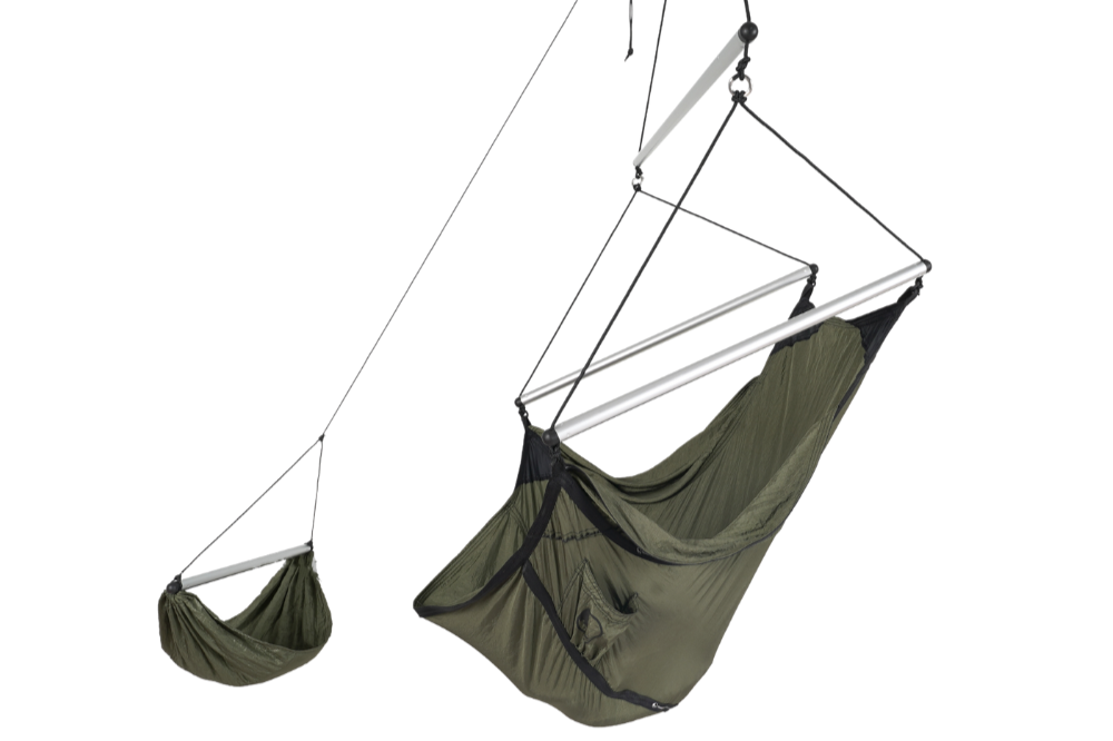 Braun-grüner MOON CHAIR mit silberner Stange und Fußstütze, freigestellt auf transparentem Hintergrund.