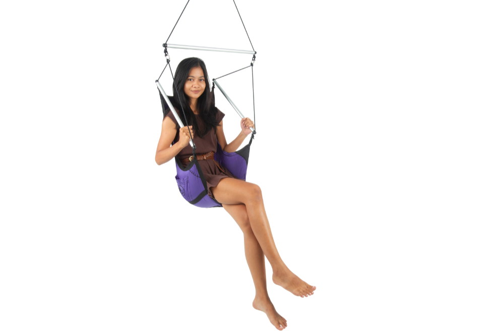 Frau sitzt barfuß im lila MOON CHAIR vor transparentem Hintergrund und blickt lächelnd in die Kamera.
