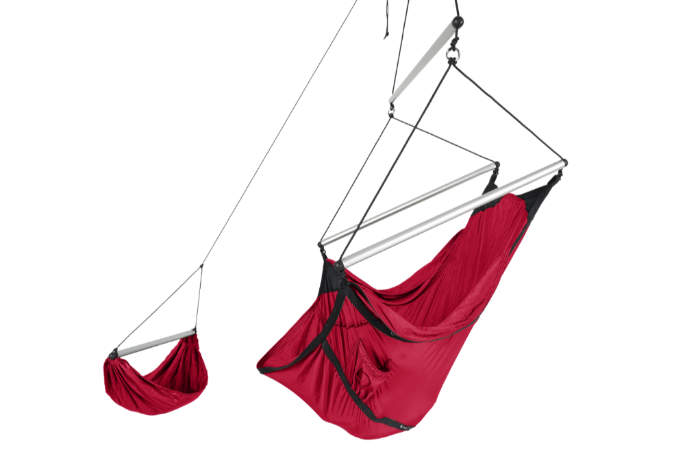 Roter MOON CHAIR mit silberner Stange und Fußstütze, freigestellt auf transparentem Hintergrund.