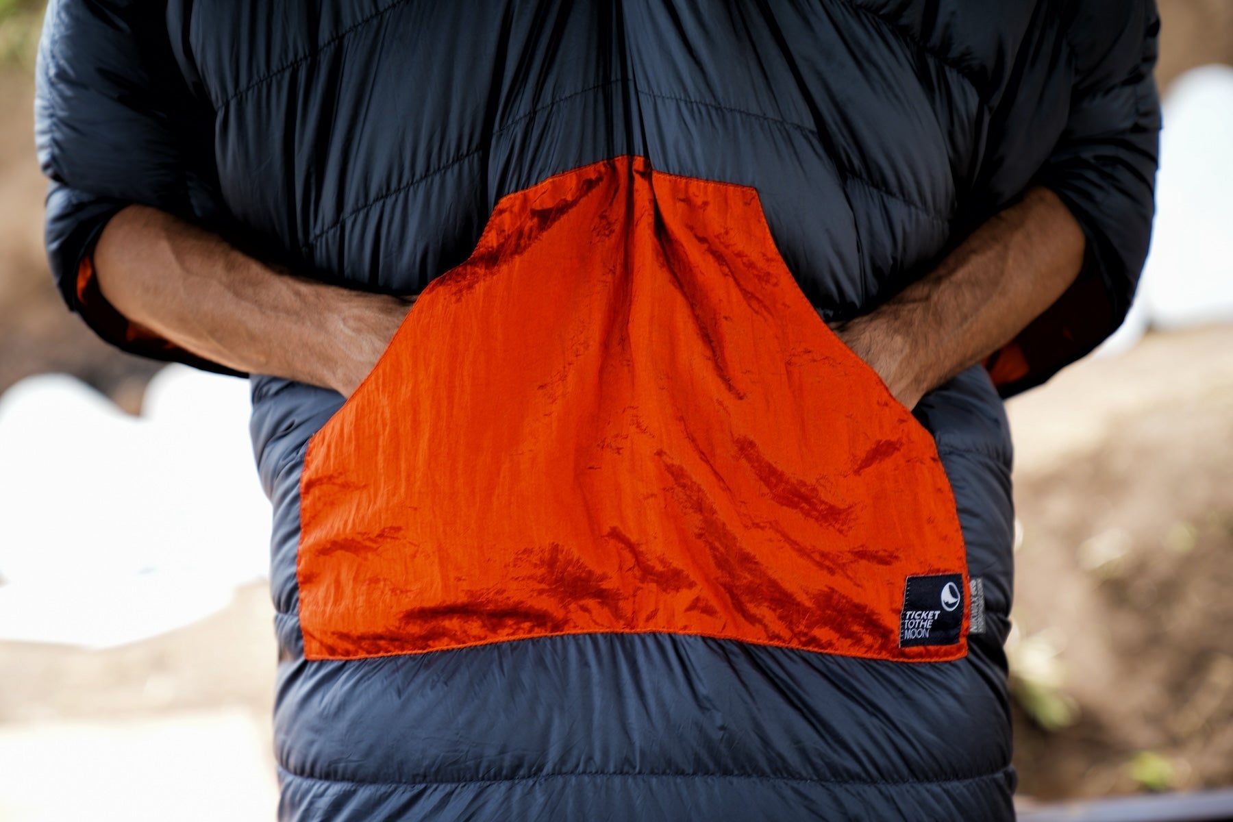 Nahaufnahme der Moonblanket mit integrierter Handwärmertasche – warme Outdoor-Decke von Ticket to the Moon