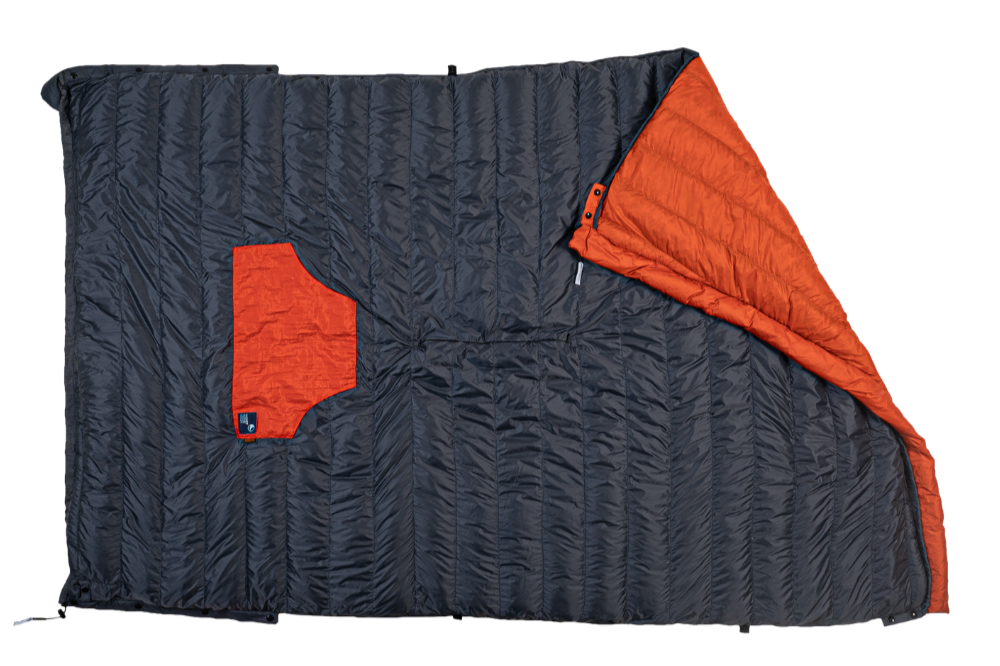 Moonblanket Outdoor-Decke in Dunkelgrau mit oranger Innenseite, ausgebreitet und teilweise umgeschlagen, zeigt große aufgesetzte Tasche und Druckknopfverschluss.