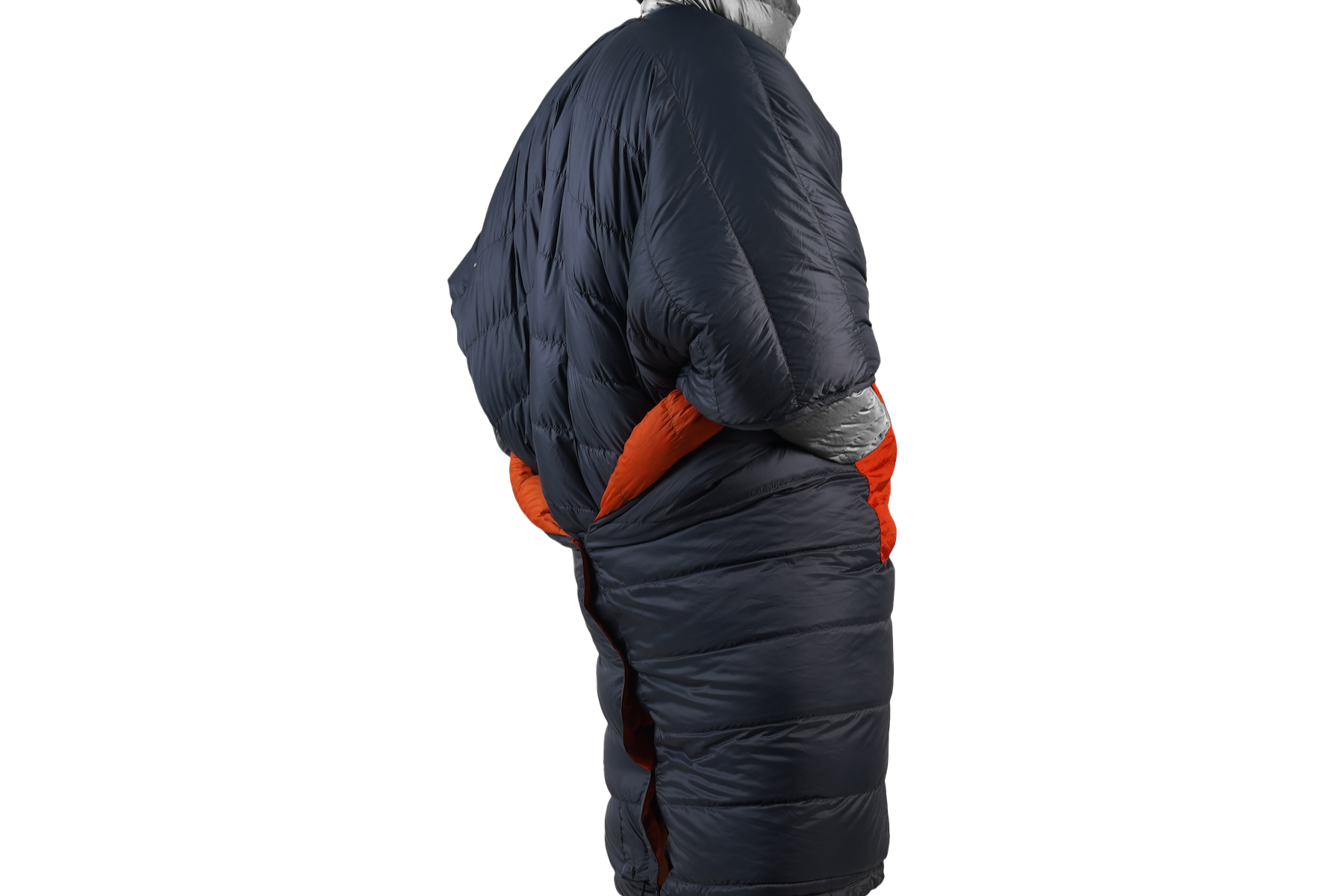 Seitliche Ansicht der tragbaren Moonblanket mit Armöffnungen – vielseitige Campingdecke von Ticket to the Moon