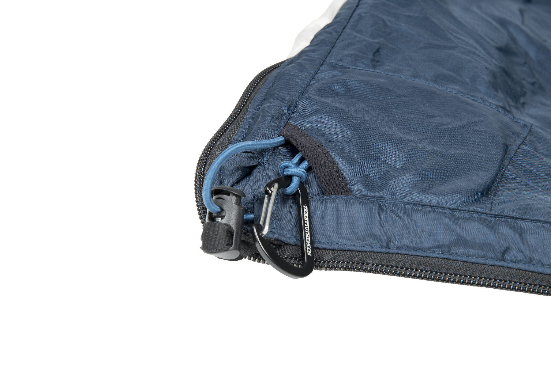 Detailaufnahme der Befestigung am MOONQUILT mit Karabiner, Kordelzug und Reißverschluss – sichere Anbringung an der Hängematte.