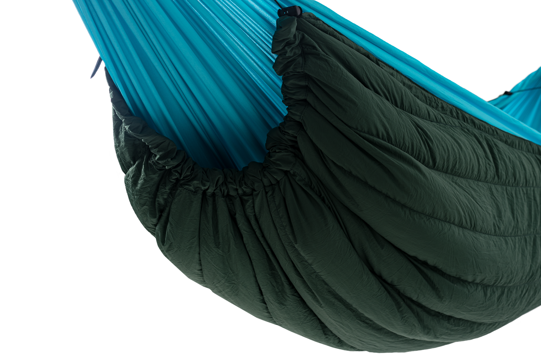 Detailaufnahme des MOONQUILT PRO 850 in Grün – montiert an einer blauen Hängematte für optimalen Kälteschutz beim Outdoor-Schlaf.