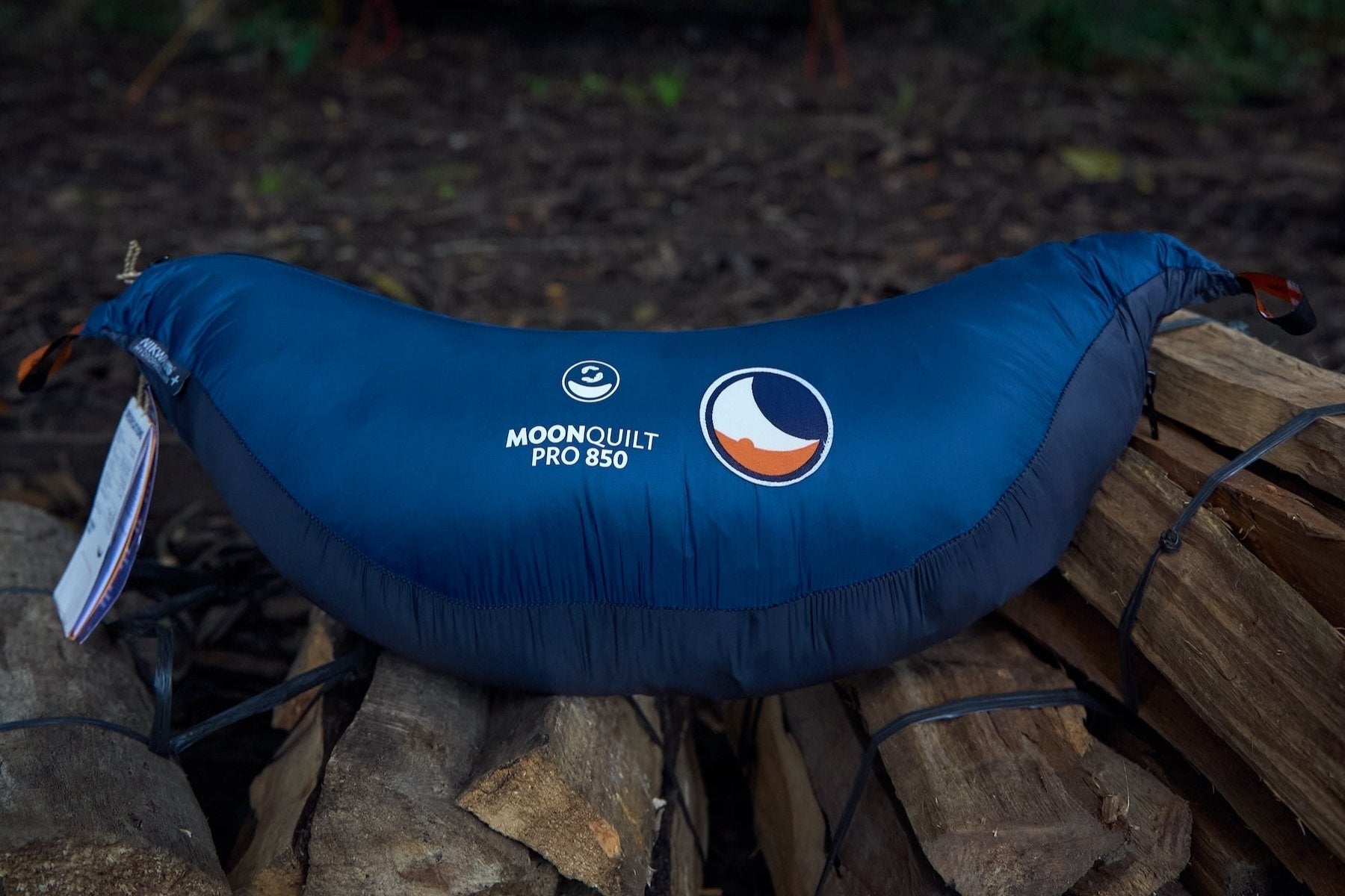 MoonQuilt Pro 850 kompakt verpackt – ultraleichter Daunen-Unterquilt für Hängematten, ideal für kalte Outdoor-Abenteuer.