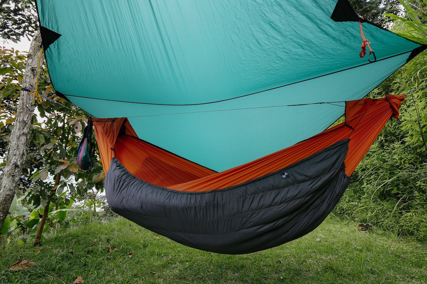 MoonQuilt Pro 850 Daunen-Unterquilt an Hängematte befestigt unter Tarp – ideal für Outdoor-Camping bei kalten Temperaturen.