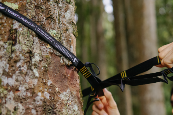 Anbringen der TTTM Moonstrap an einem Baum – baumschonende Hängematten-Aufhängung mit Schlaufen im Outdoor-Einsatz