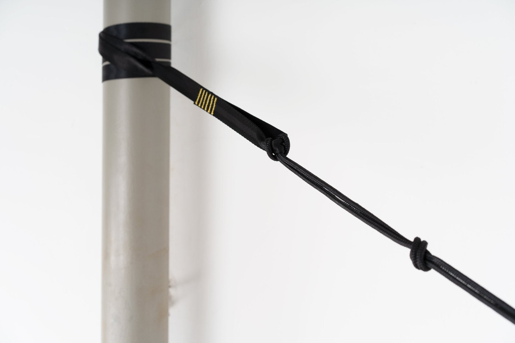 Detailaufnahme der TTTM Moonstrap-Aufhängung an einem Metallpfosten – sichere, baumschonende und robuste Befestigungslösung für Hängematten