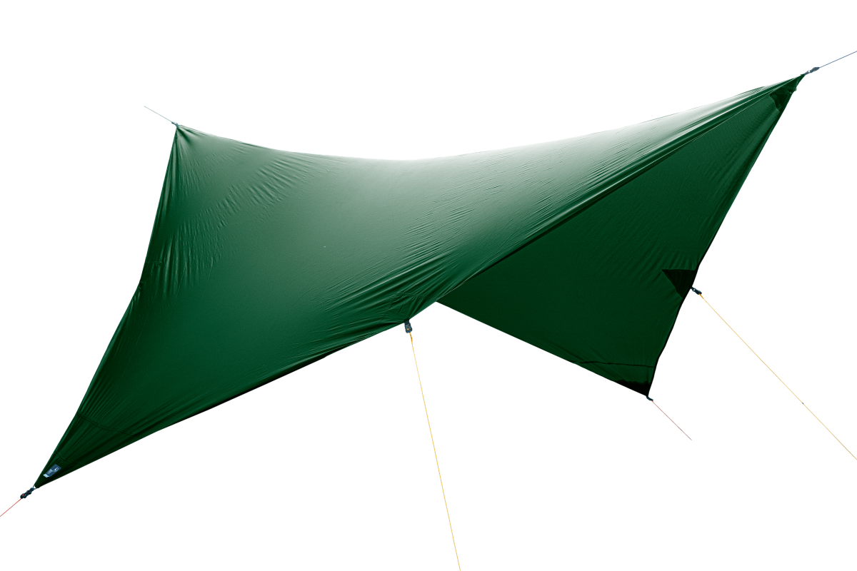 Aufgespanntes MoonTarp aus schräger Perspektive mit sichtbarer Mittelnaht und Abspannseilen.