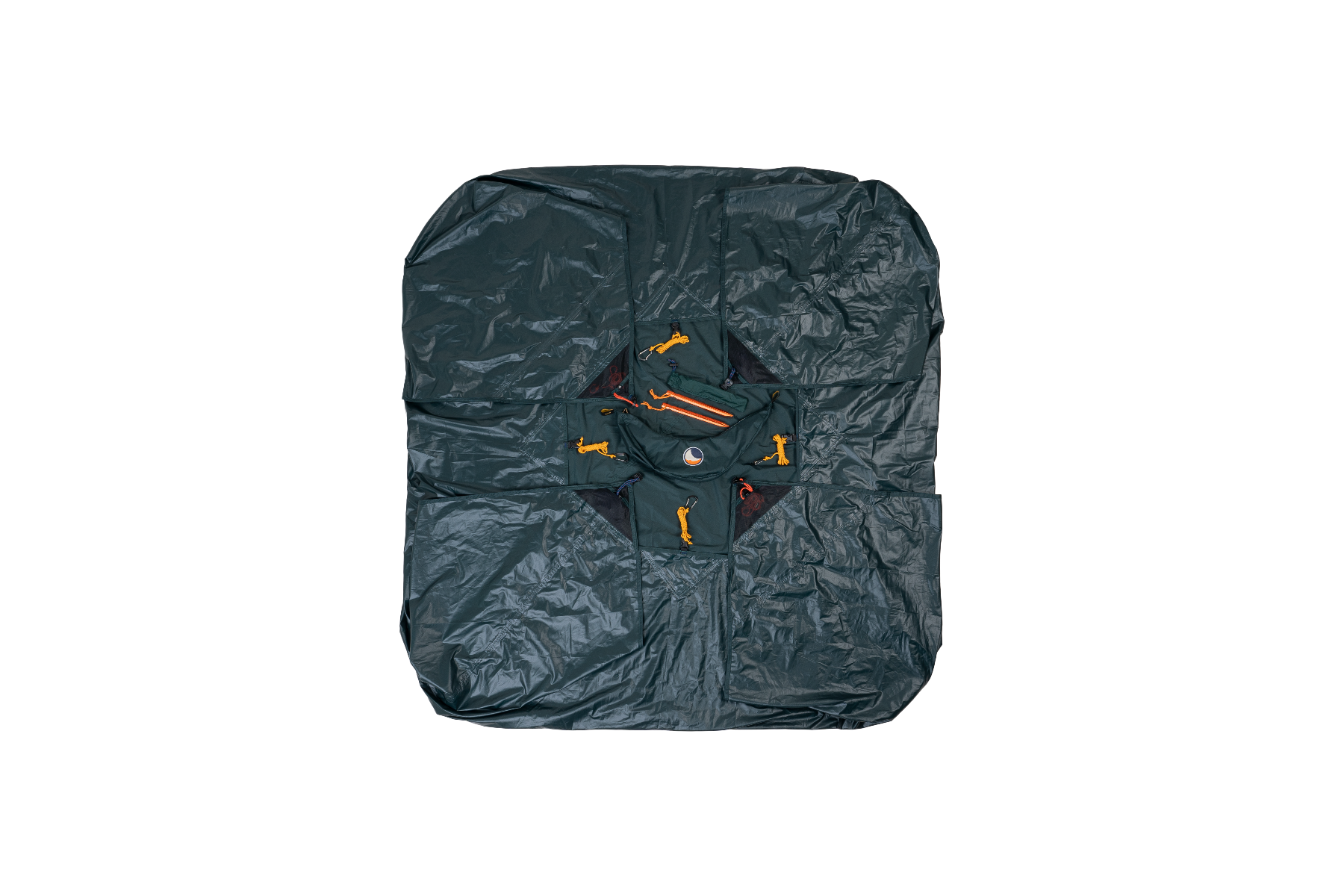 Komplettinhalt des MoonTarps auf einem ausgebreiteten Tarp: inklusive Abspannleinen, Heringe, Packsack und Karabinern.