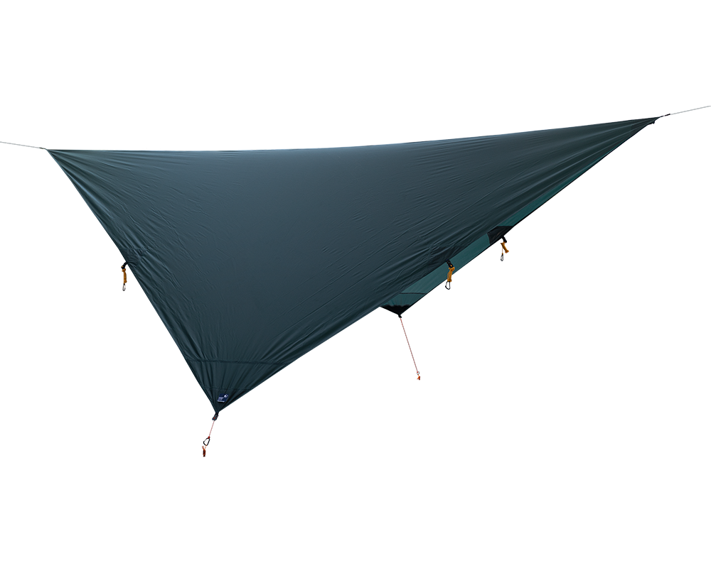 MoonTarp seitlich aufgespannt mit klar sichtbarer Dreiecksform und Abspannpunkten.
