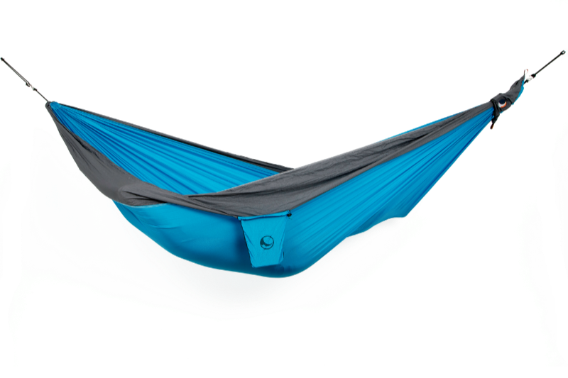 Freigestellte Hängematte in Blau mit grauem Rand, seitlich aufgespannt.