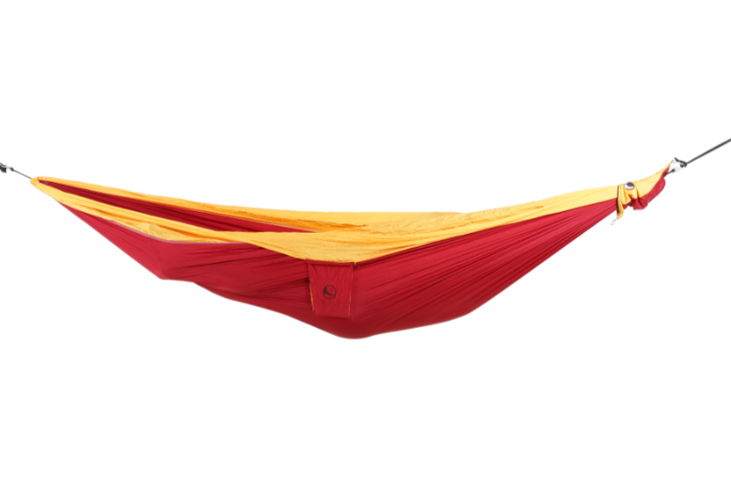 Freigestellte Hängematte in Orange und Rot, seitlich aufgespannt.