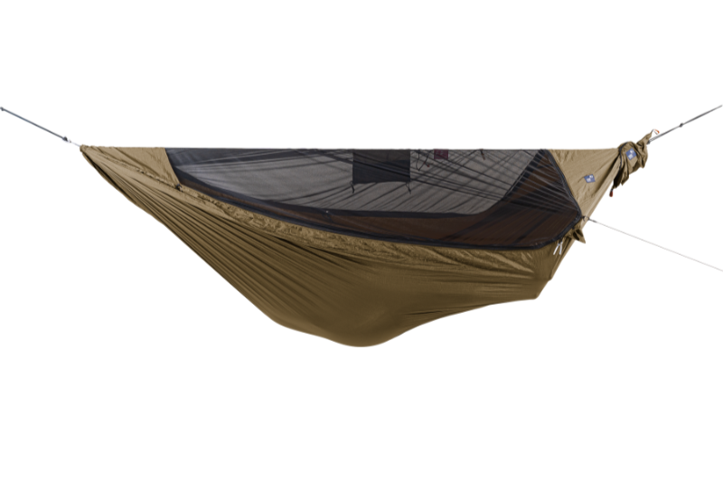 Freigestelltes Produktbild einer PRO HAMMOCK in Braun mit Organizer-Tasche und Aufhängesystem, gespannt zwischen zwei Punkten.
