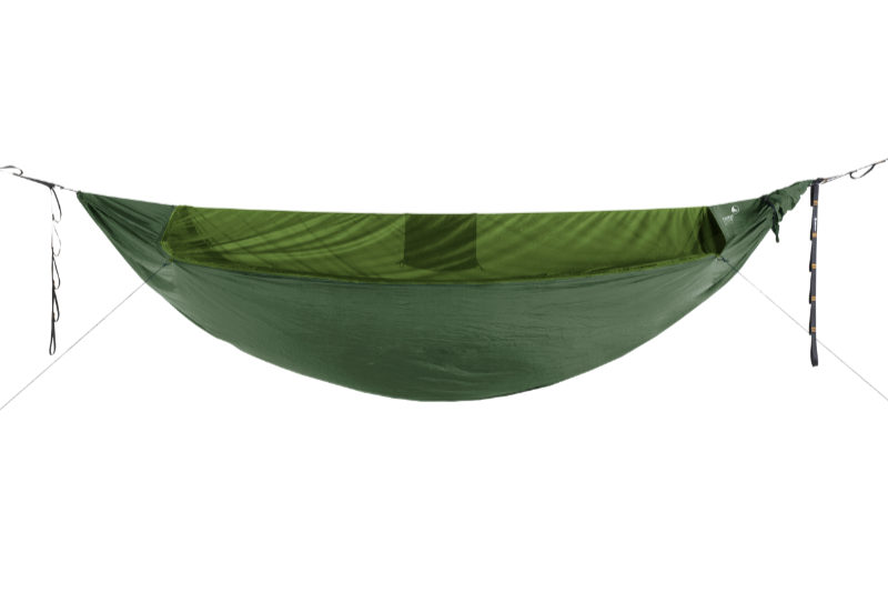 Freigestelltes Produktbild einer PRO HAMMOCK in Grün mit Organizer-Tasche und Aufhängesystem, gespannt zwischen zwei Punkten.