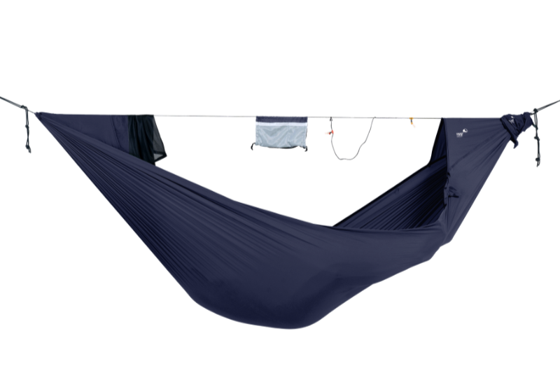 PRO HAMMOCK in Lila, aufgehängt und ausgestattet mit Organizer-Seil und Packsack, freigestellt auf transparentem Hintergrund.