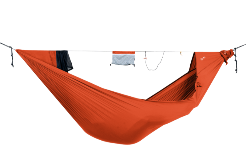 PRO HAMMOCK in Orange, aufgehängt und ausgestattet mit Organizer-Seil und Packsack, freigestellt auf transparentem Hintergrund.