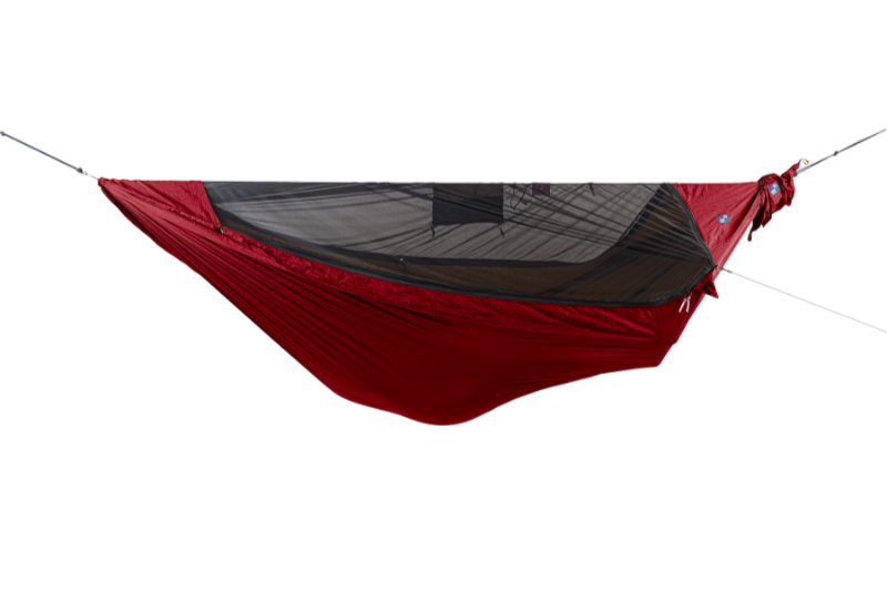 Freigestelltes Produktbild einer PRO HAMMOCK in Rot mit Organizer-Tasche und Aufhängesystem, gespannt zwischen zwei Punkten.