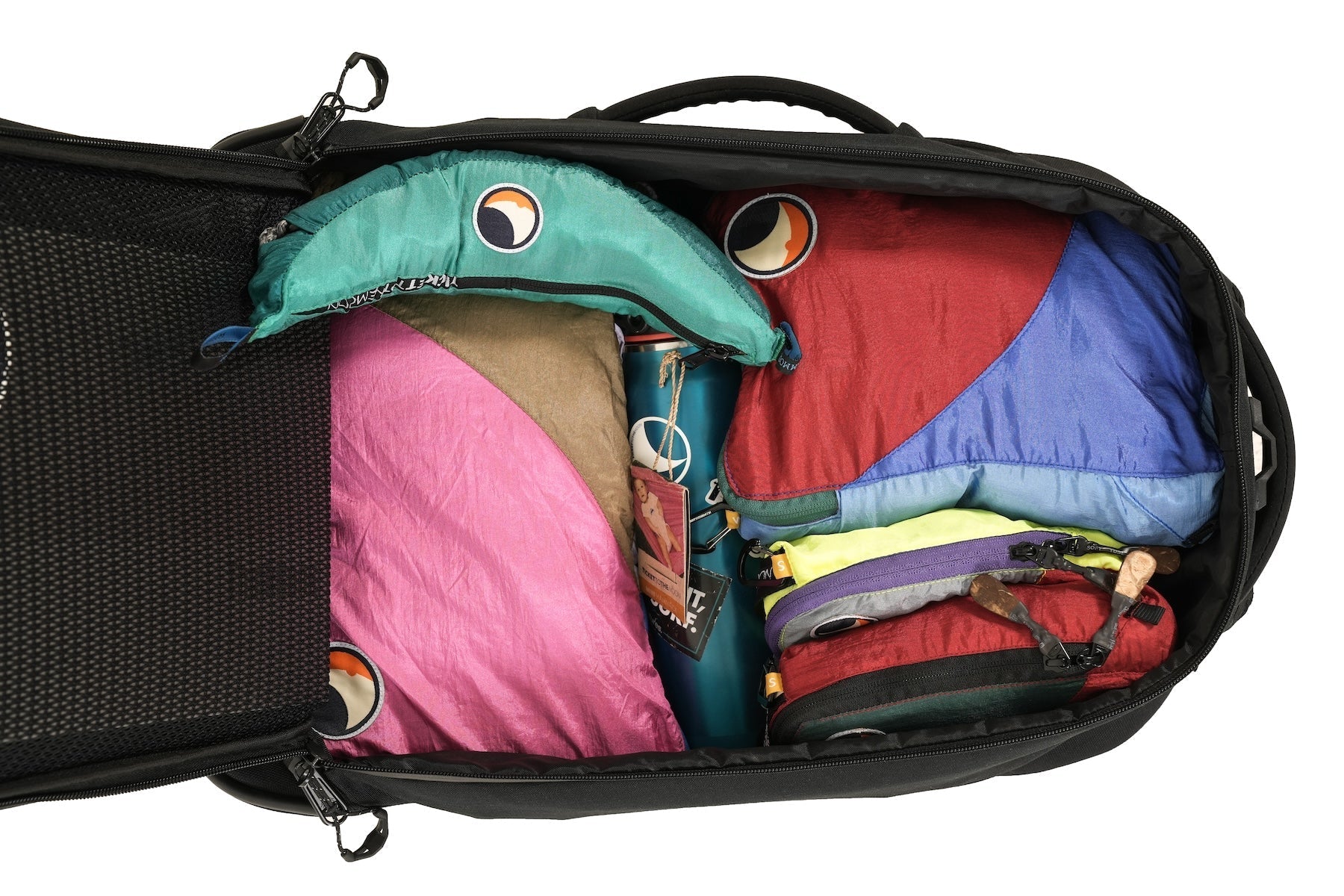 Offener Reiserucksack mit mehreren bunten Travel Cubes, ordentlich gepackt – ideal für Organisation auf Reisen.