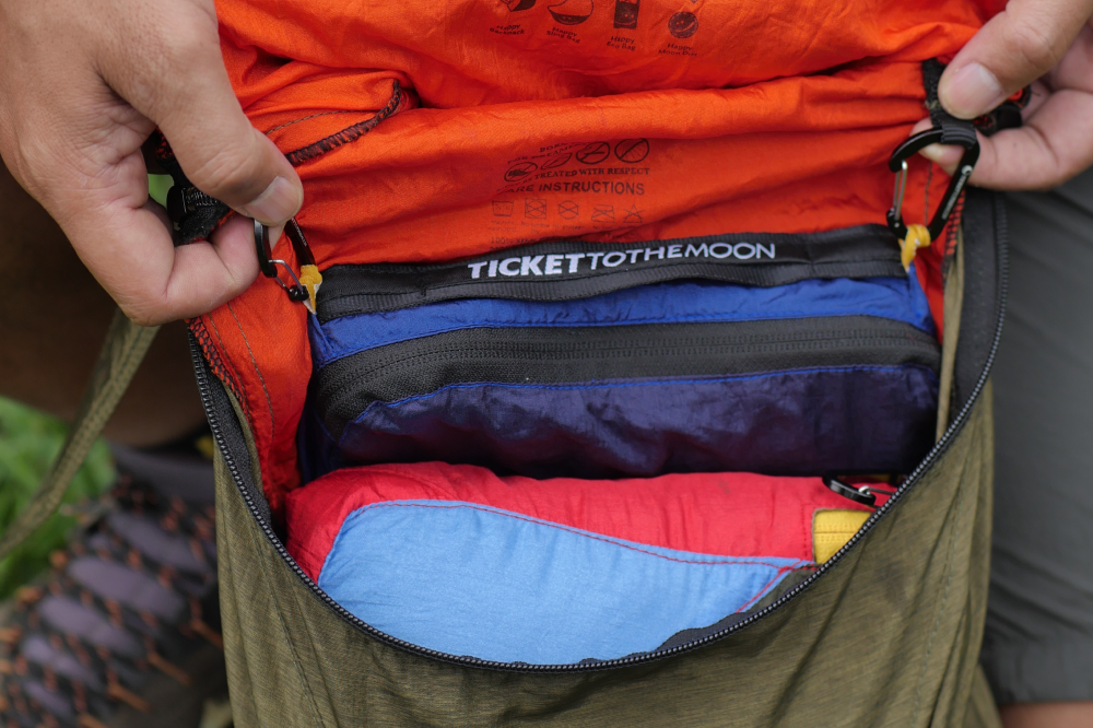 Geöffneter Rucksack mit mehreren komprimierten Travel Cubes von Ticket to the Moon – praktische Organisation beim Packen.